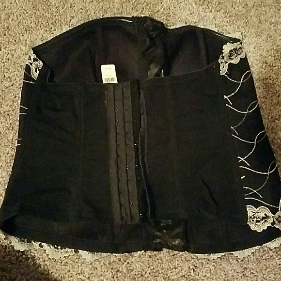 Corset - Picture 2 of 4